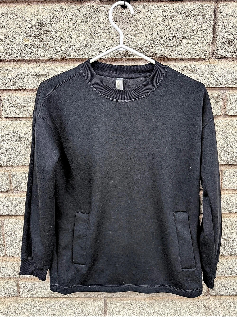 Mondetta Women’s XS Black Crewneck Sweatshirt Pullover Side Pockets Relaxed Fit